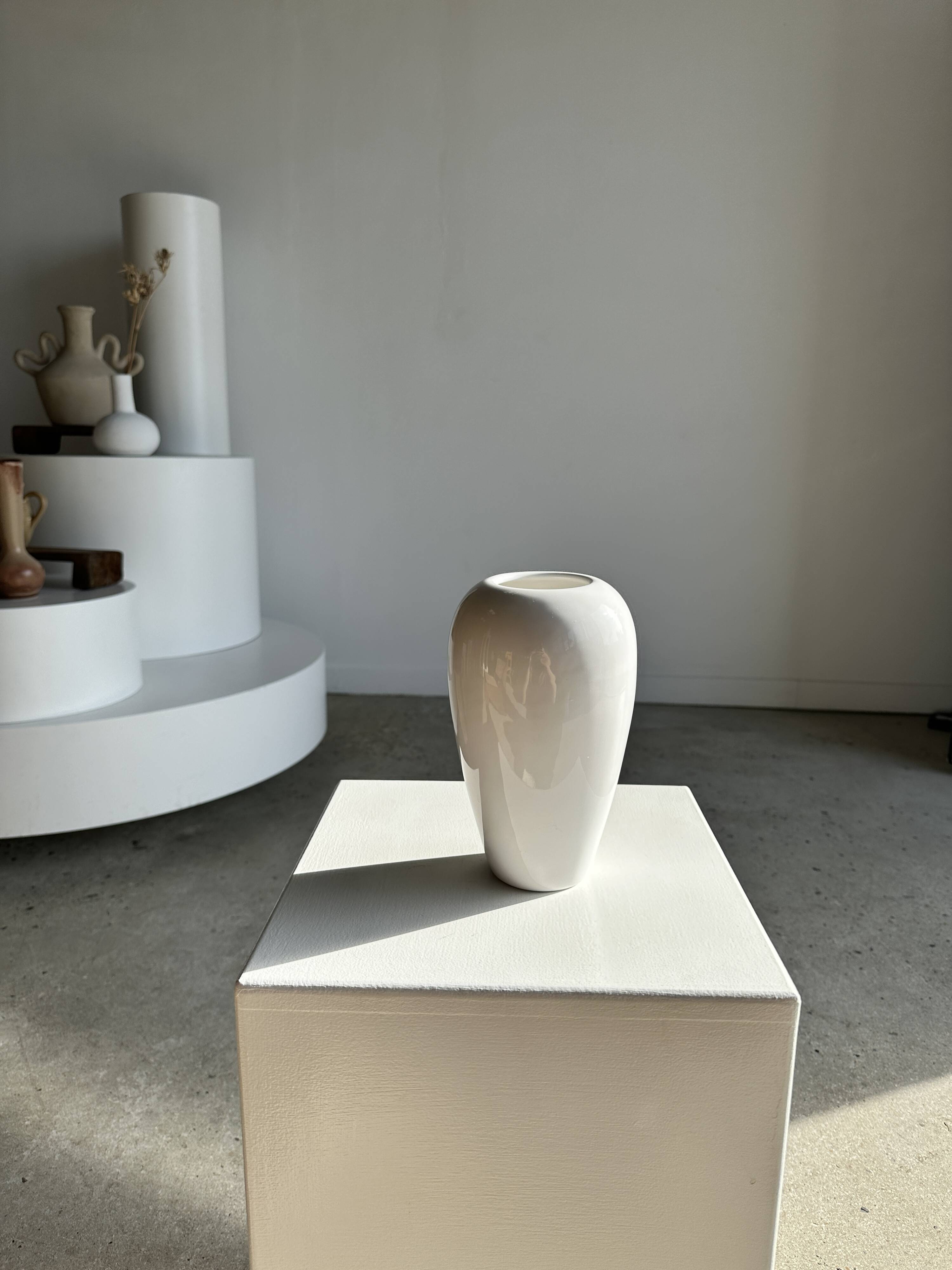 Oblong white vase H:20cm
