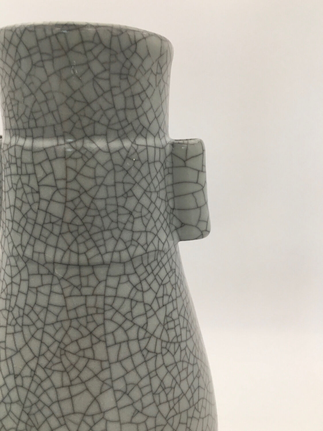 Gray vase HU shape cracked ceramic China