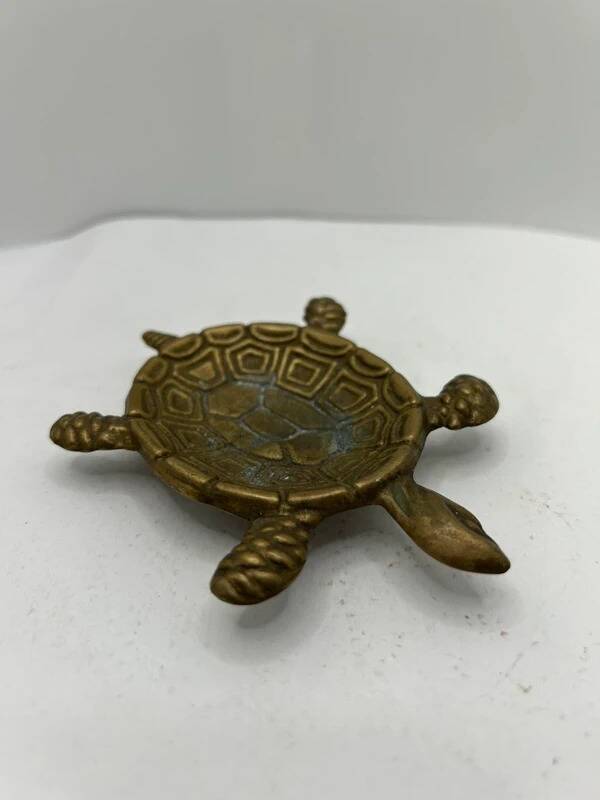 Vintage turtle ashtray in gilded brass, patinated animal-shaped catchall.