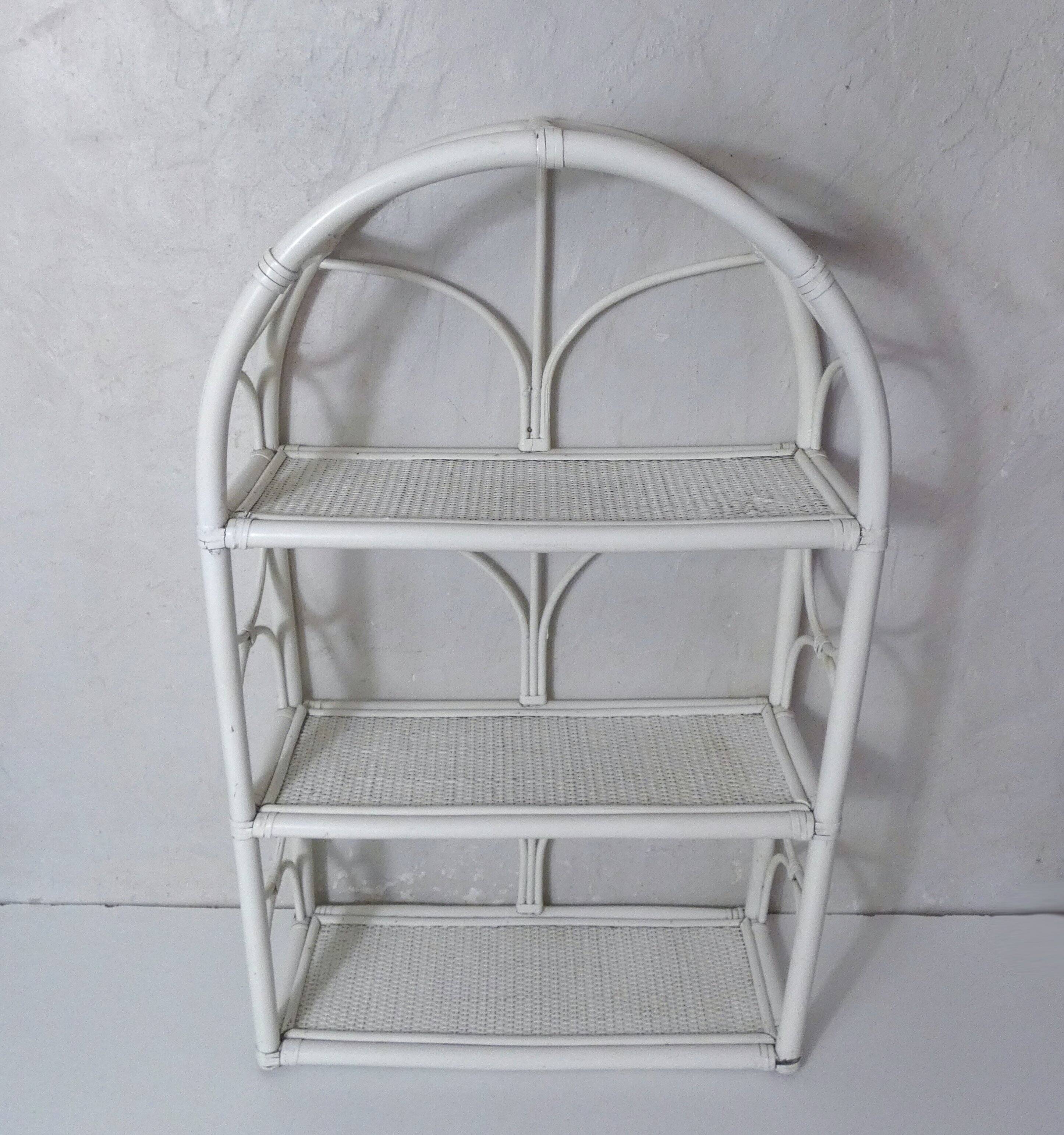 Étagère blanche en rotin