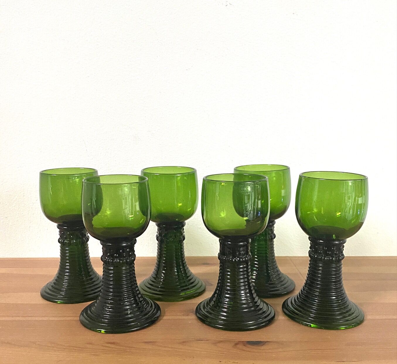 Service of 6 roemer glasses in green crystal