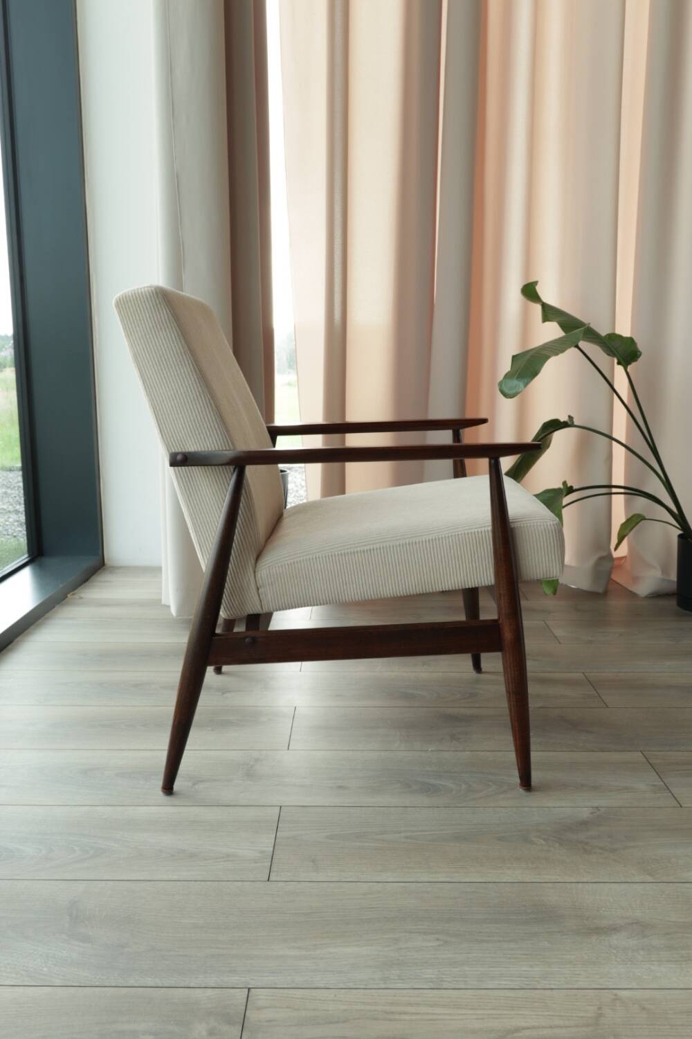 Fauteuil scandinave classique en velours côtelé beige, bois de noyer
