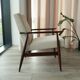 Fauteuil scandinave classique en velours côtelé beige, bois de noyer