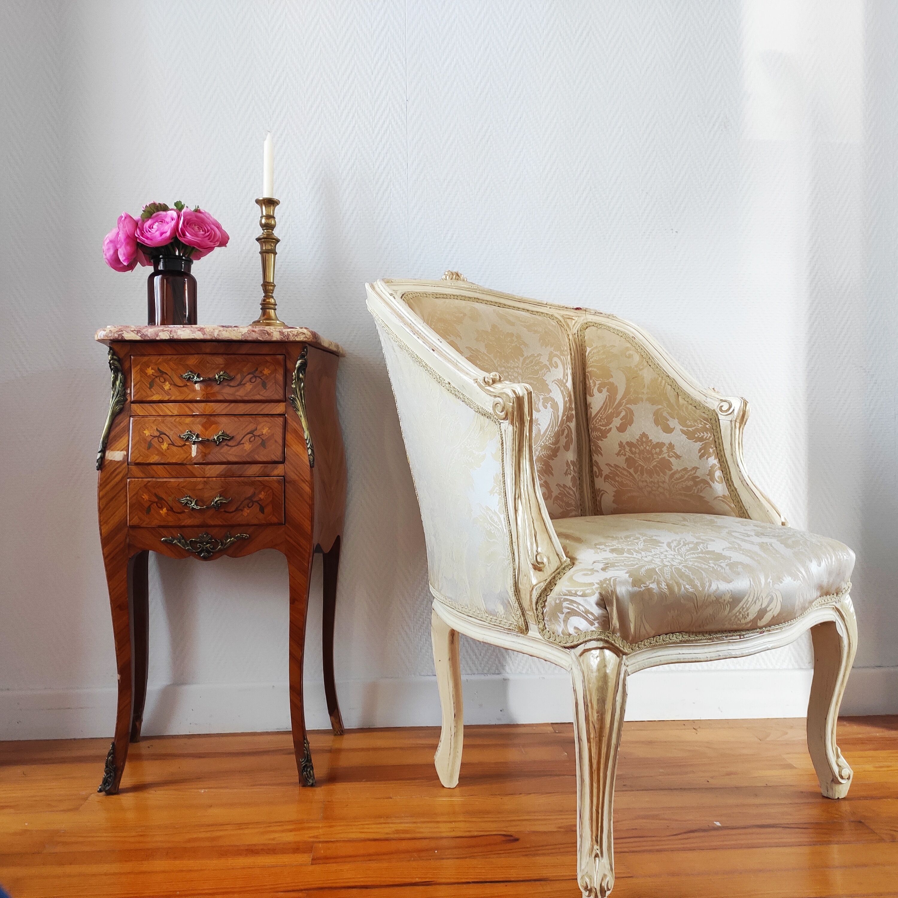 Fauteuil ancien bergère style Louis XV patiné