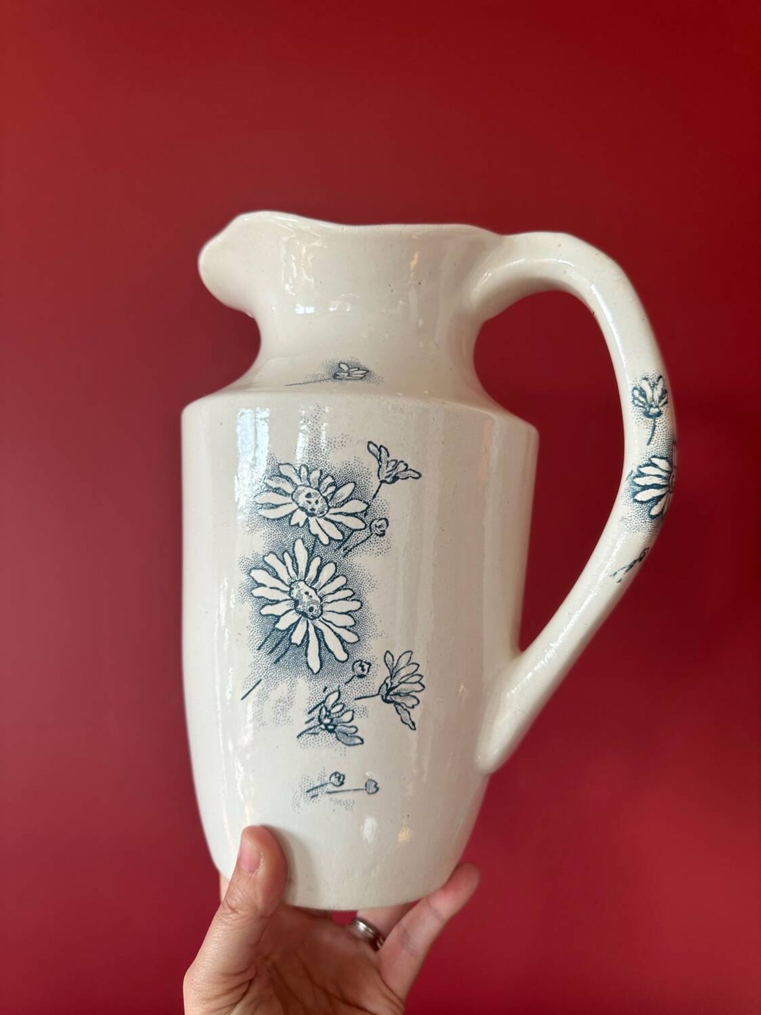 Broc, vase ancien en terre de fer