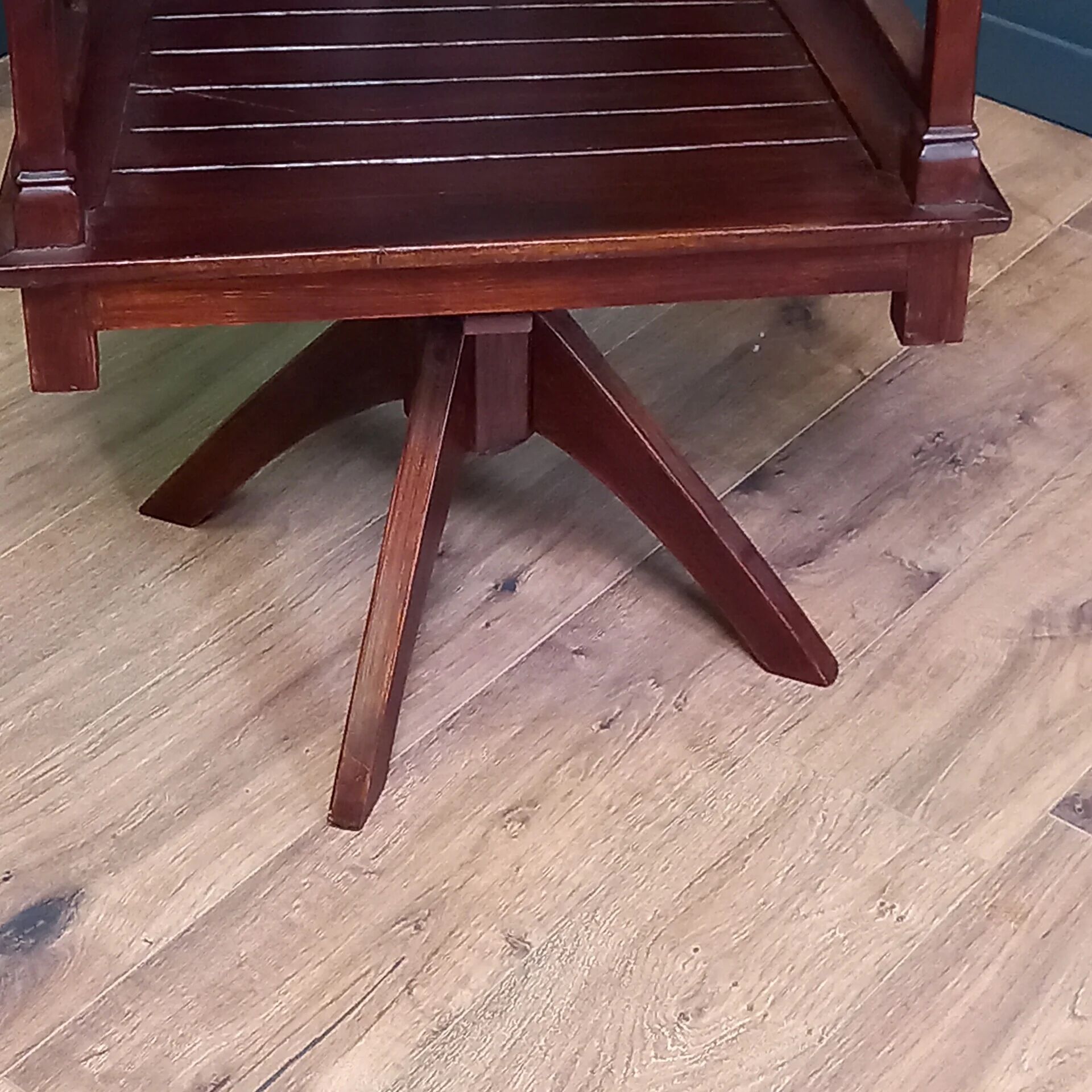 Mahogany office chair with swivel function
