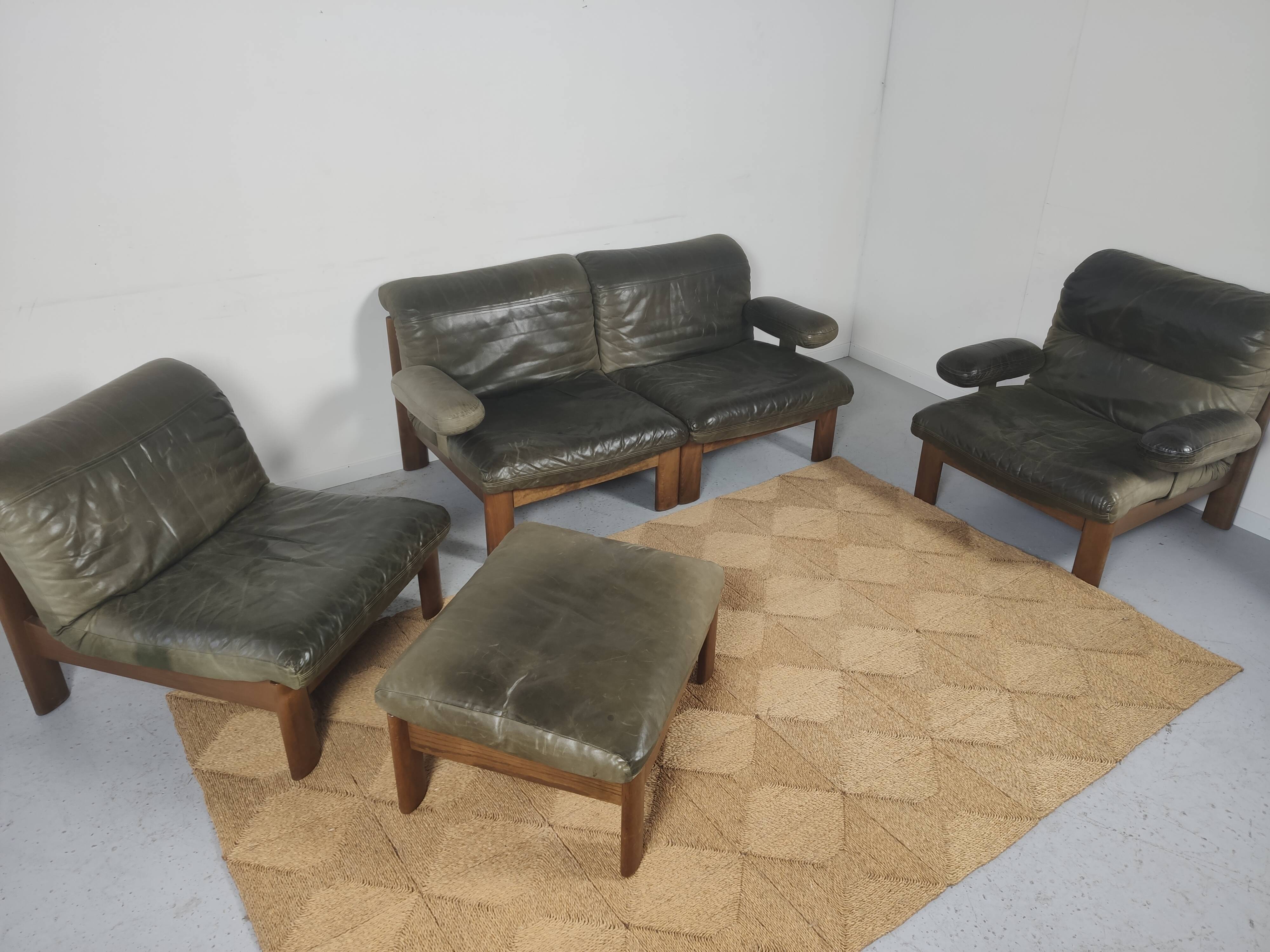 Modulable sofa an armchair in leather and wood