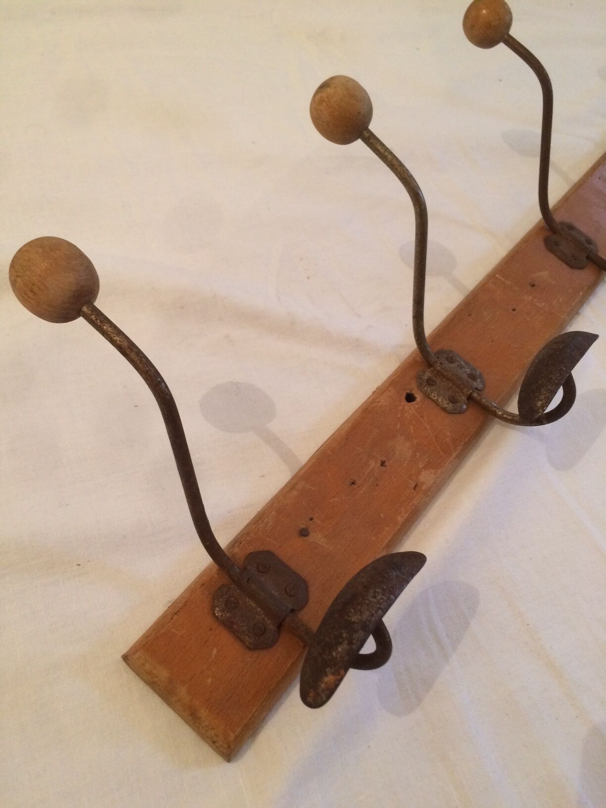 4 hooks, metal and logs of wood