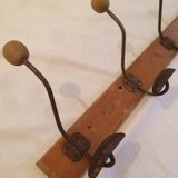 4 hooks, metal and logs of wood