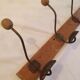 4 hooks, metal and logs of wood