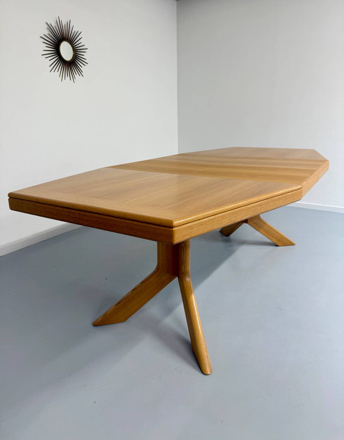 Ancienne table en bois massif octogonal a rallonge design Girsberger