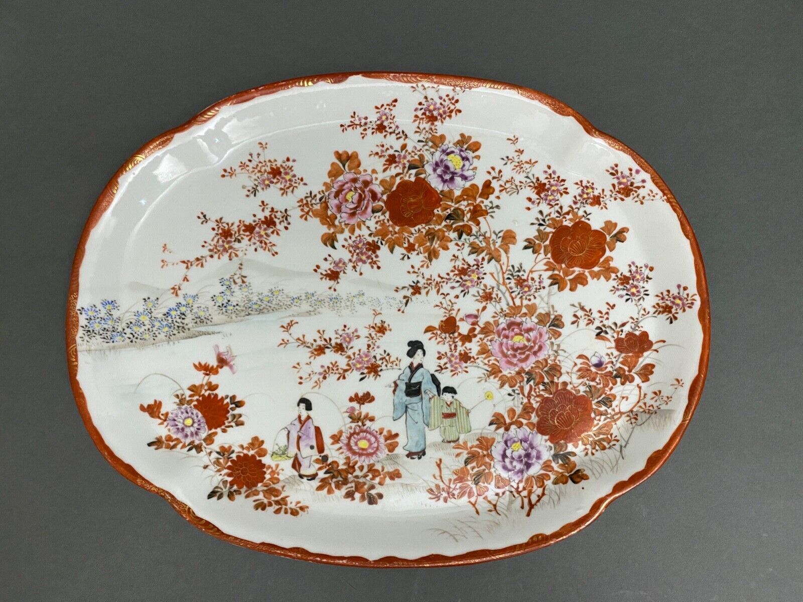 Chinese porcelain dish 1900 floral decoration and characters