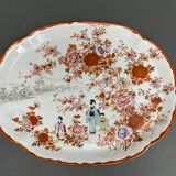 Plat en porcelaine de Chine 1900 décor floral et de personnages