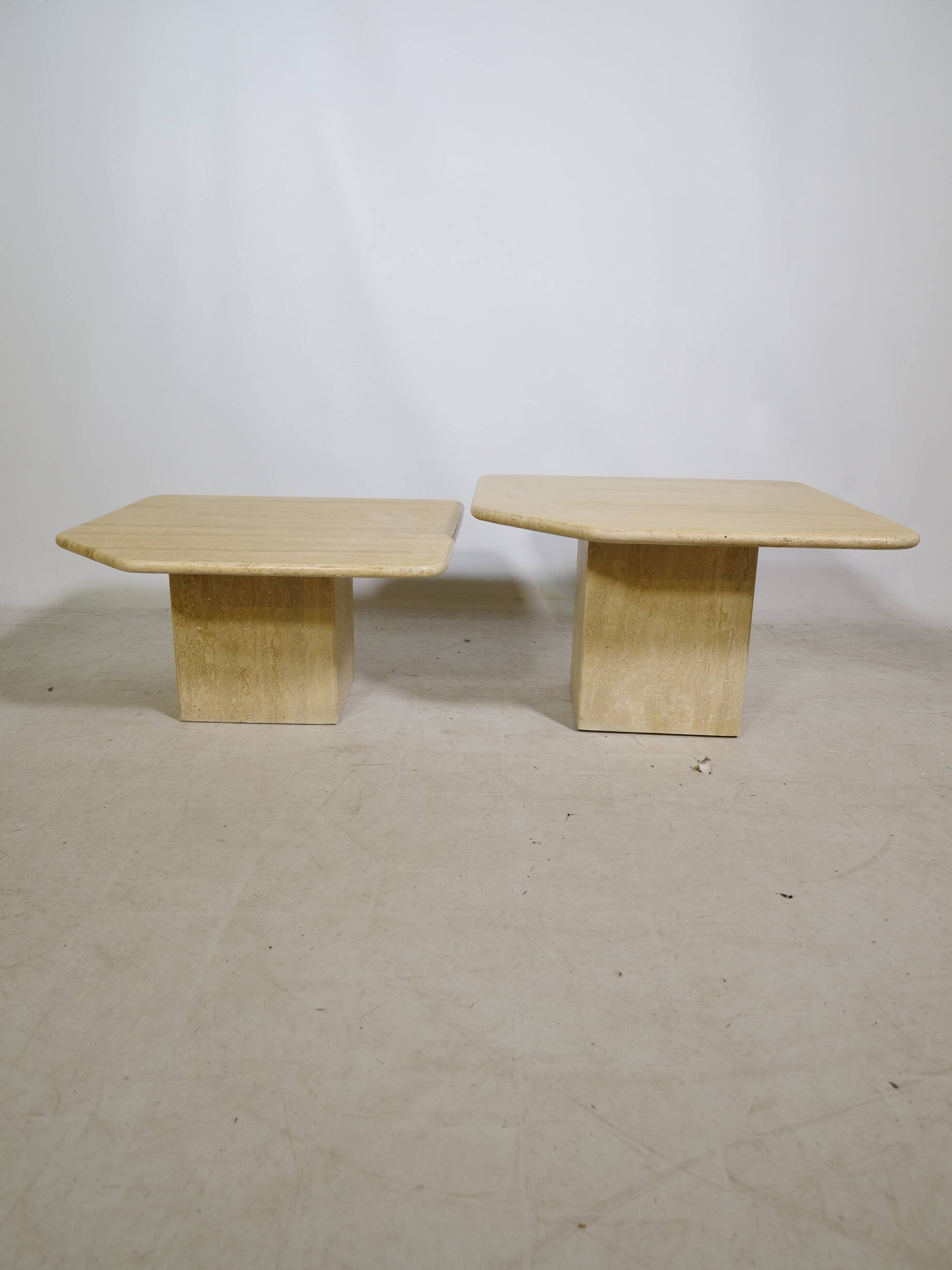 Tables gigognes en travertin, ensemble de 2, années 1970