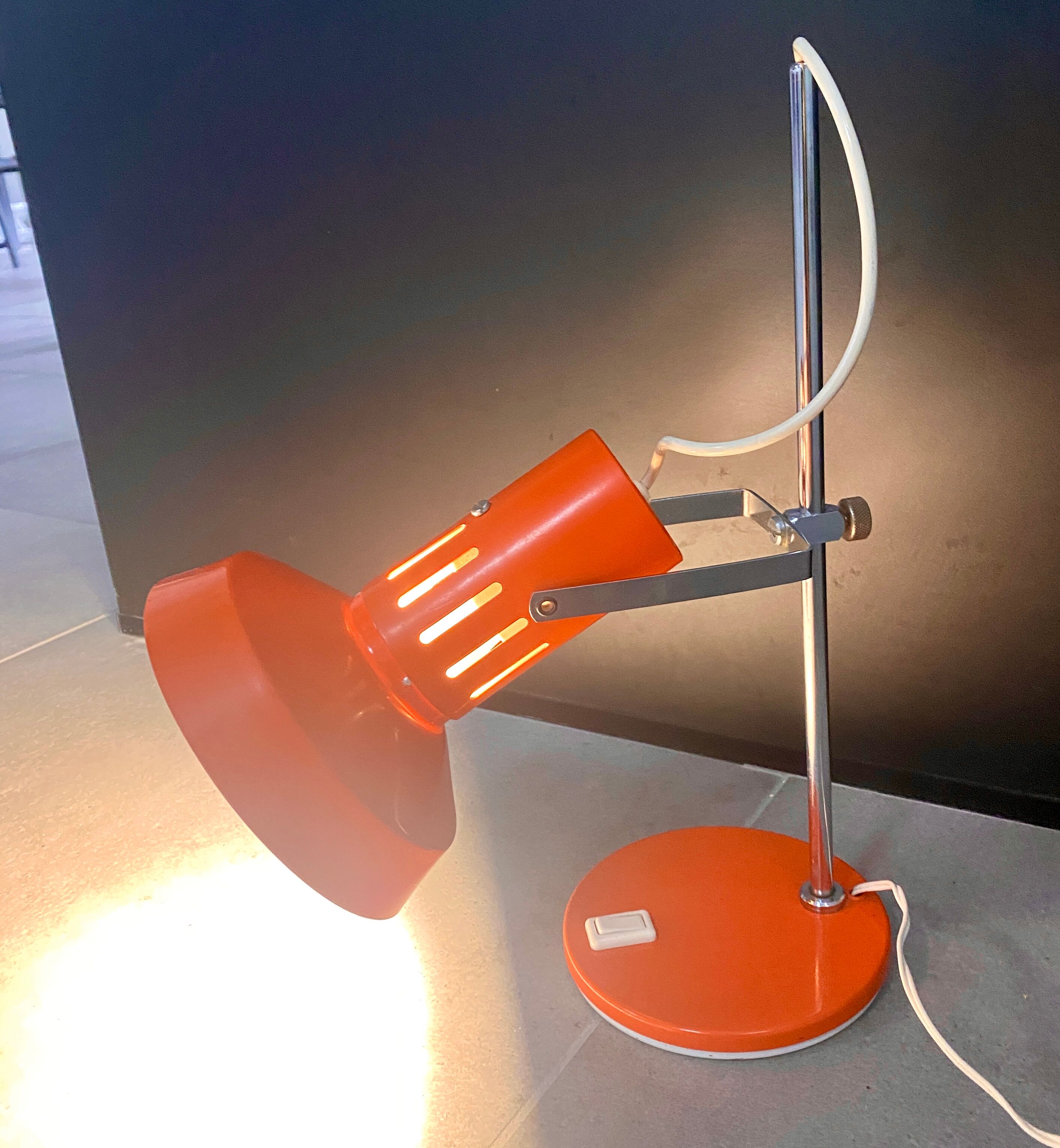 Lampe de bureau métal laqué orange et chrome, vers 1970