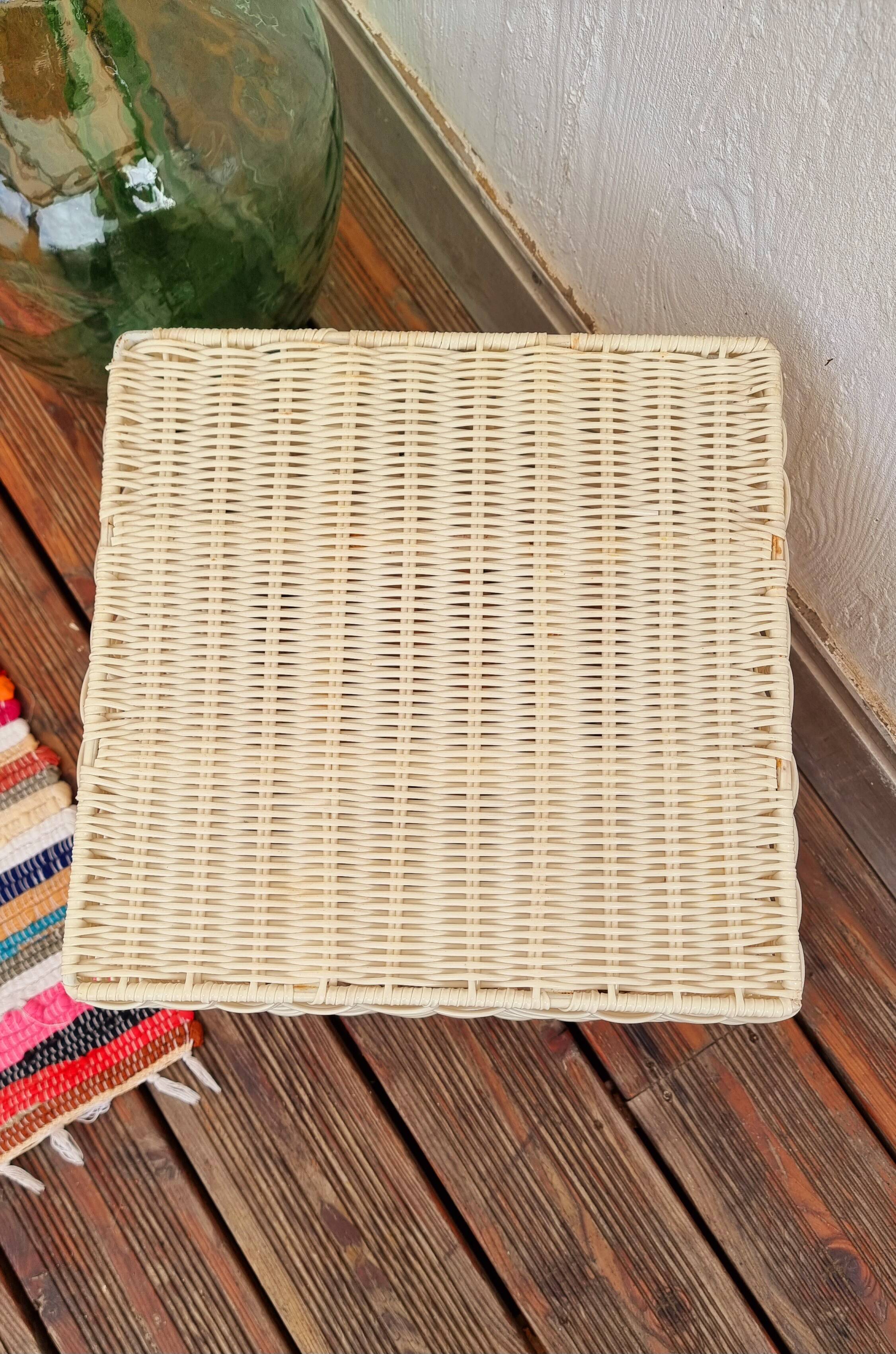 Table basse en plastique tressé vintage