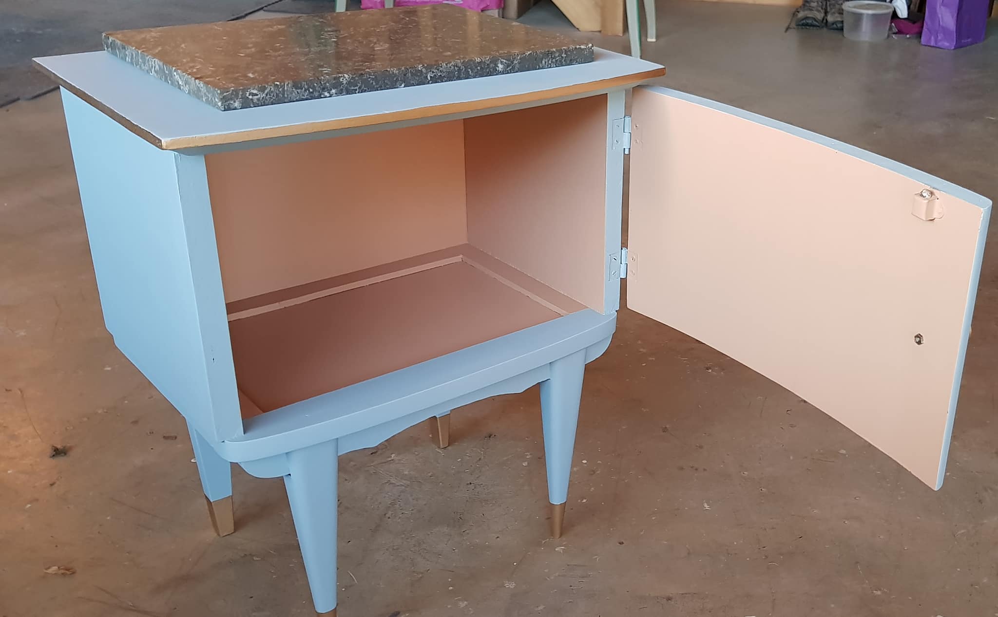 Chevet vintage bleu glacier et or