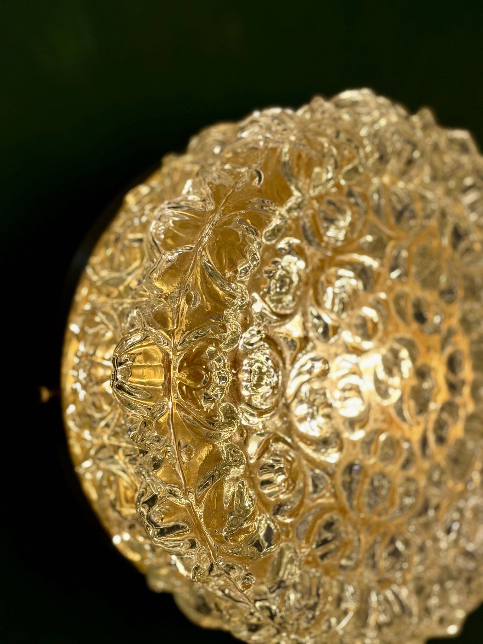 Applique ou plafonnier globe vintage en verre moulé
