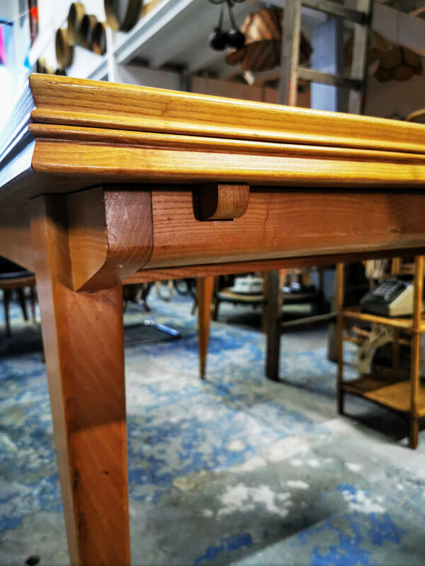 Expandable vintage table