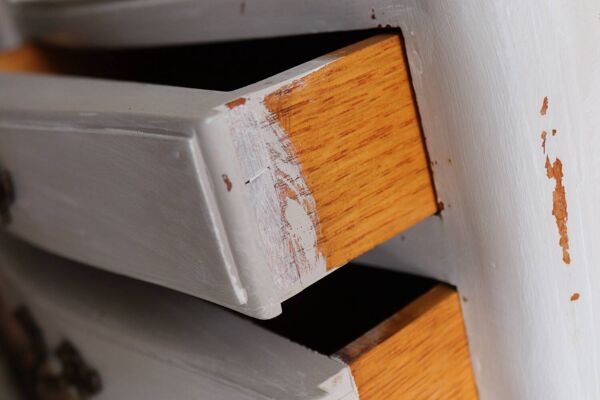 Table de chevet ancienne patinée gris clair – 3 tiroirs