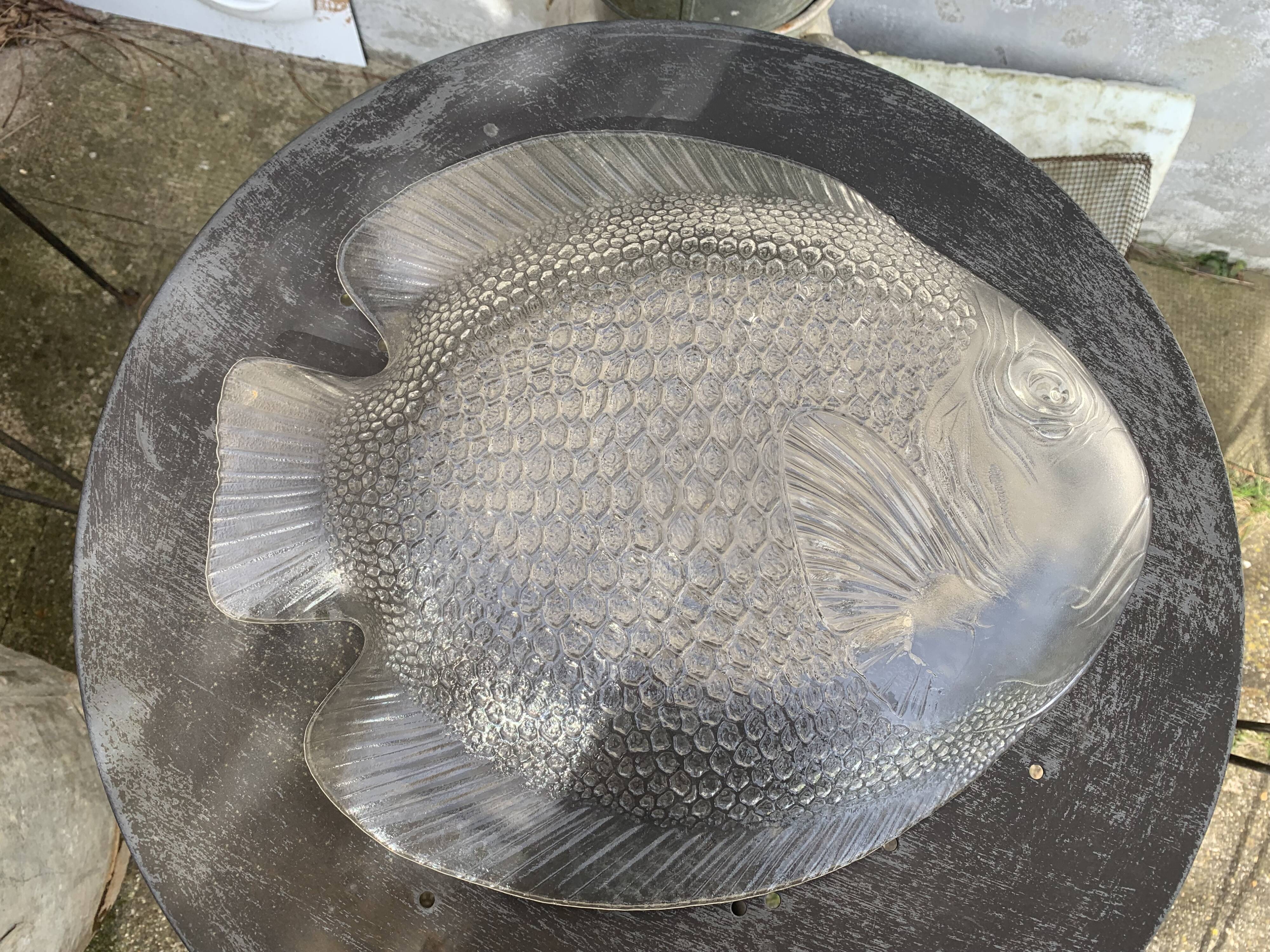 Large fish-shaped dish in transparent glass, made in France, vintage 1970