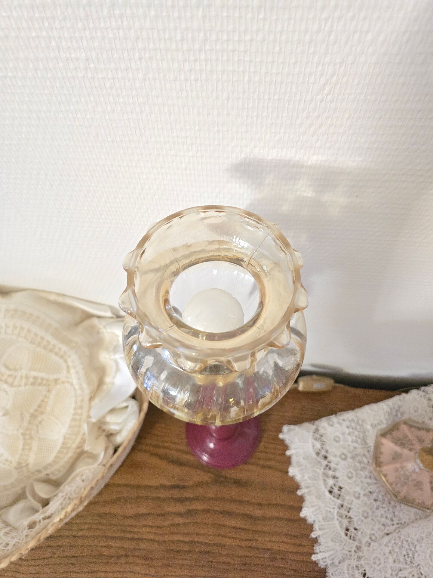 Lampes à poser vintage – Pieds bois repeints mauve brillant + globes a