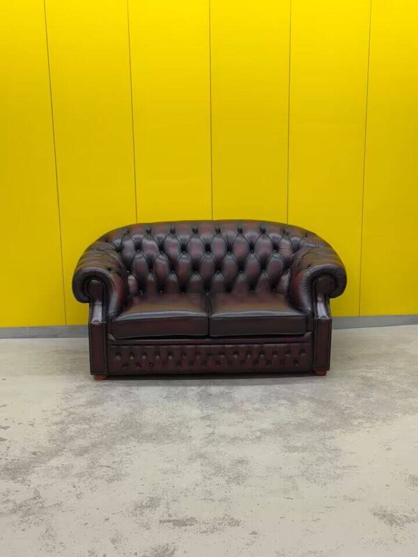 Canapé Chesterfield 2 places d'origine anglaise - Cuir vintage couleur sang de bœuf