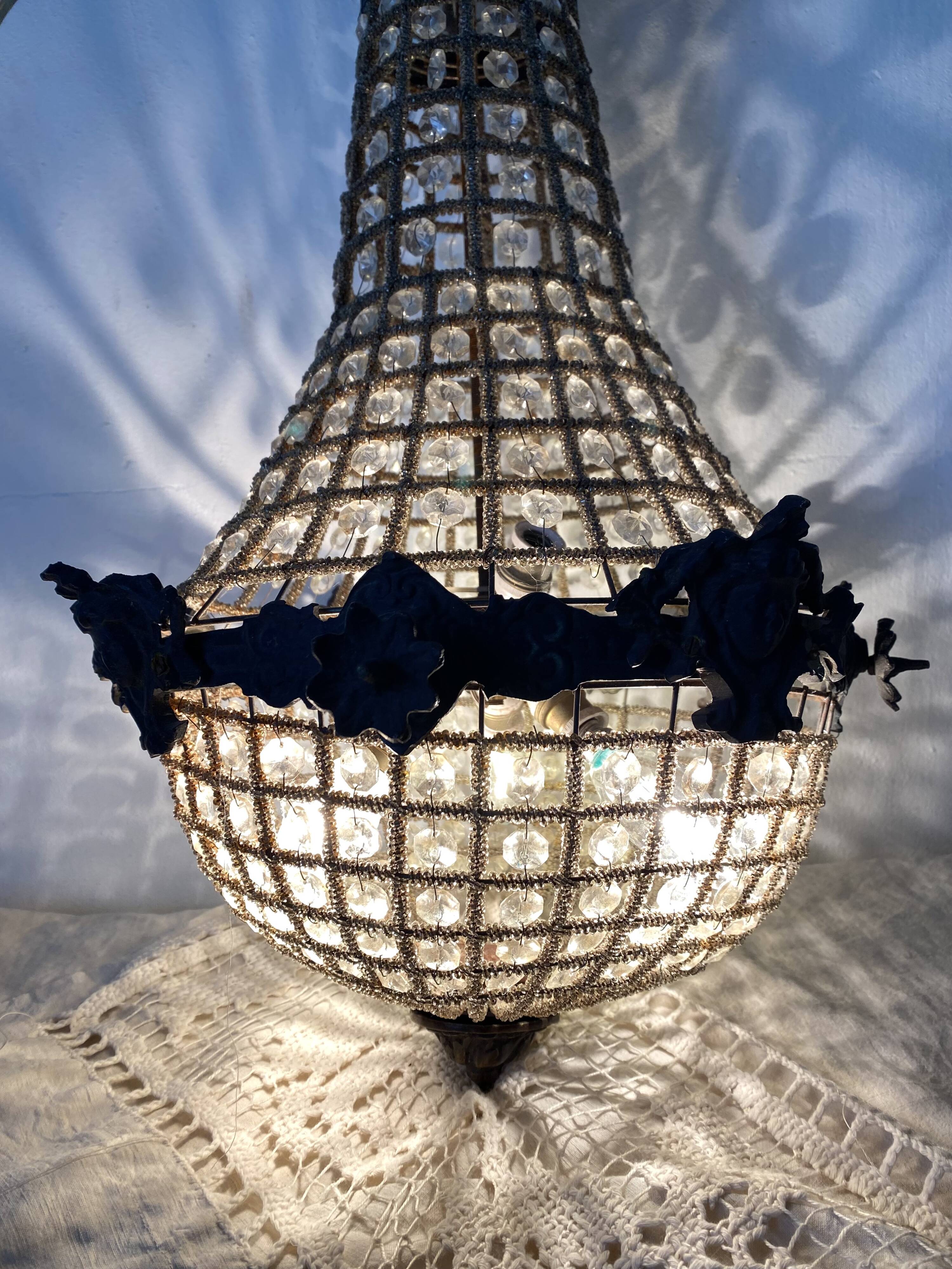 Empire-style hot air balloon chandelier with 6 lights and crystal drops