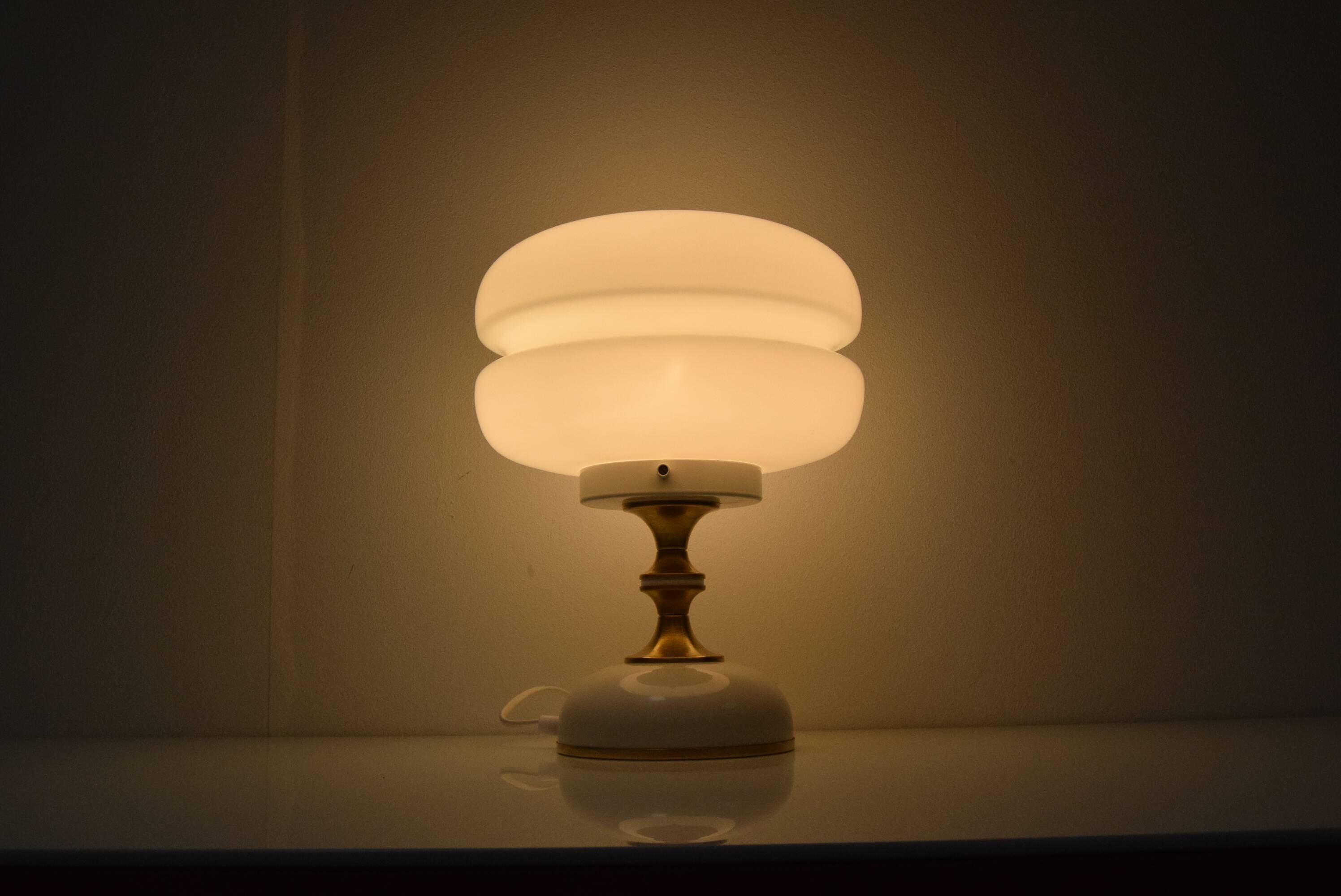 Lampe de table élégante/Napako, Tchécoslovaquie, années 1970.