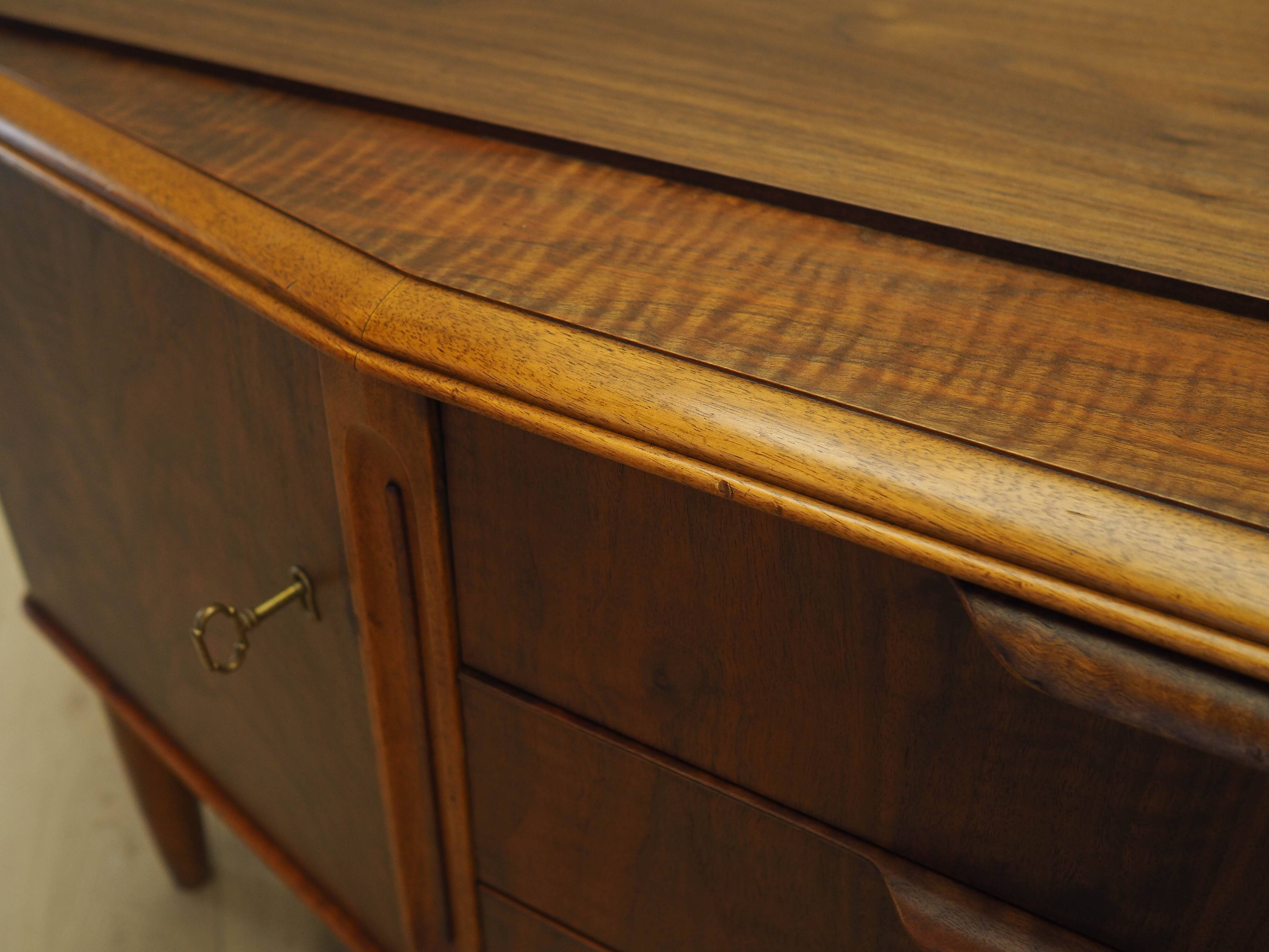 Buffet en noyer, design danois, années 1960, fabriqué au Danemark
