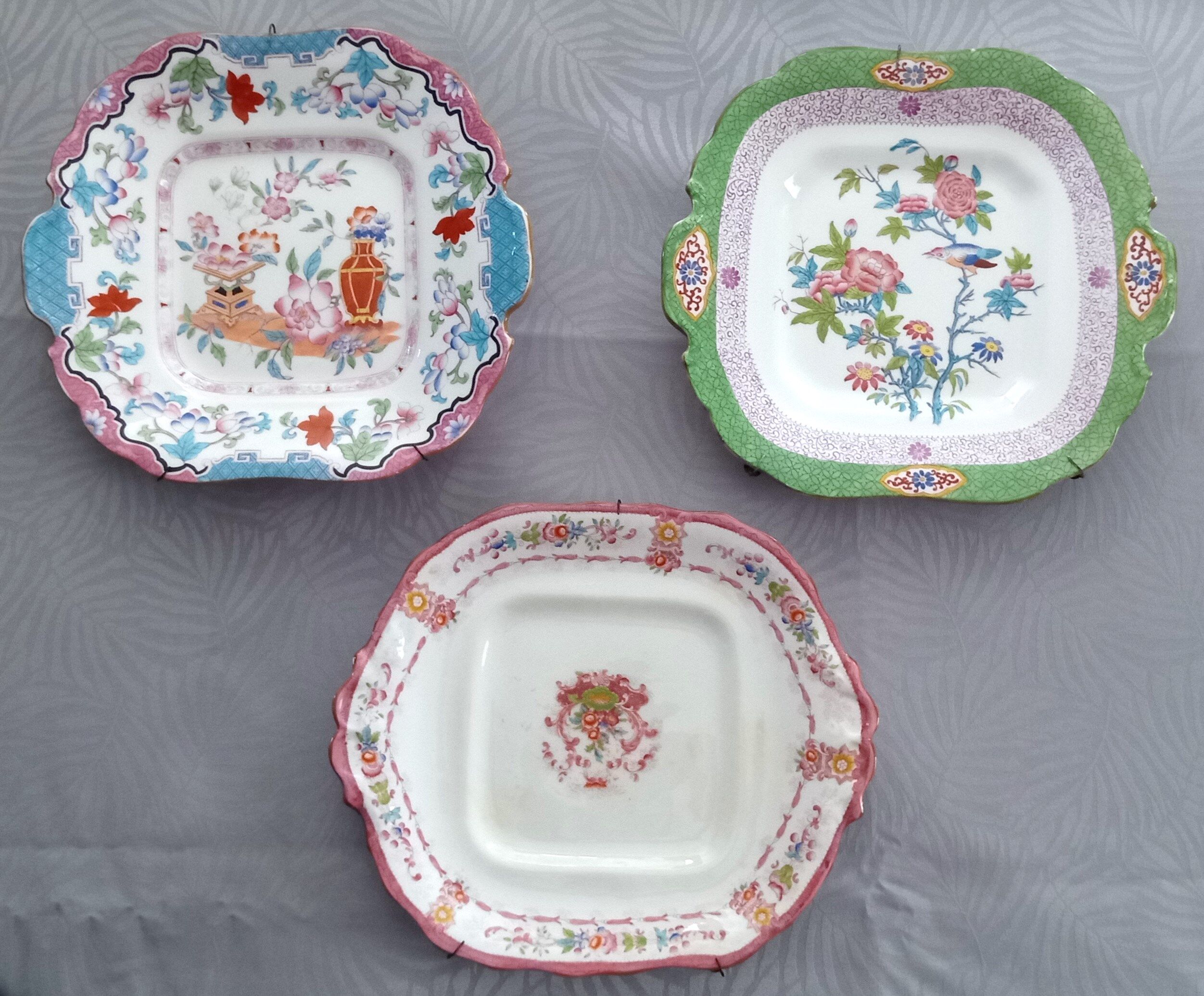 Lot De 2 Assiettes Anglaises En Porcelaine Style Minton - Avec Supports Bois Noirs