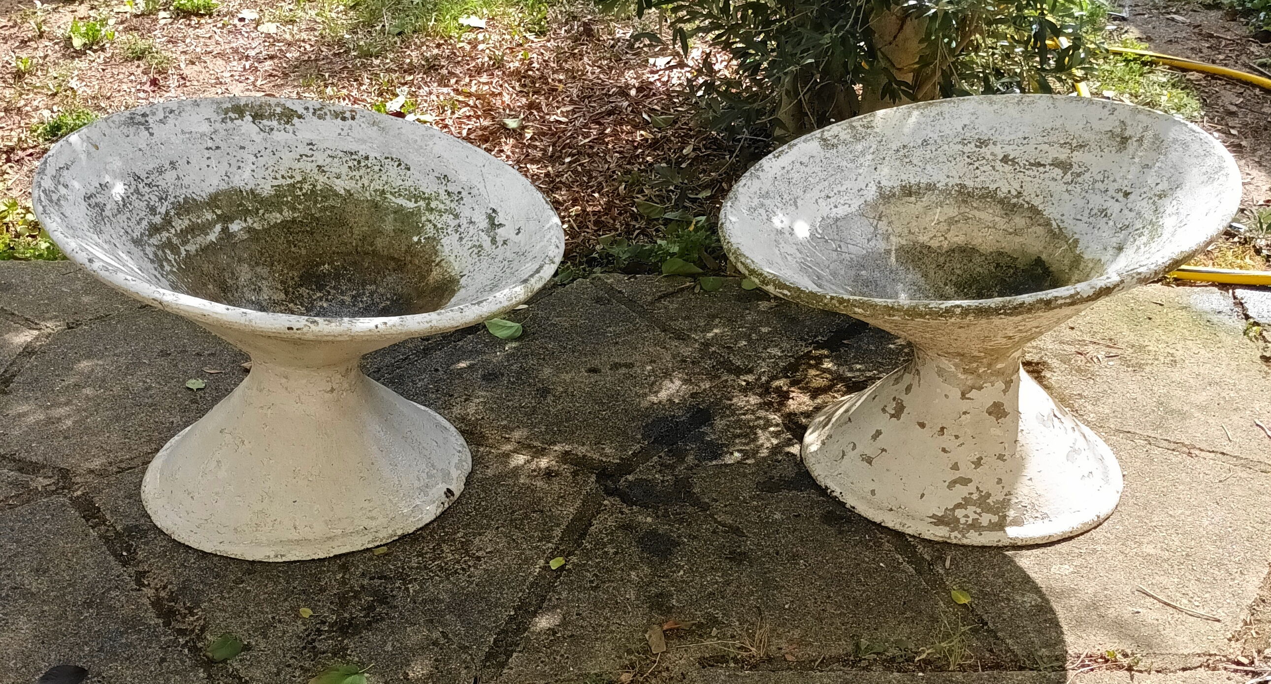 Pair of diabolo planters