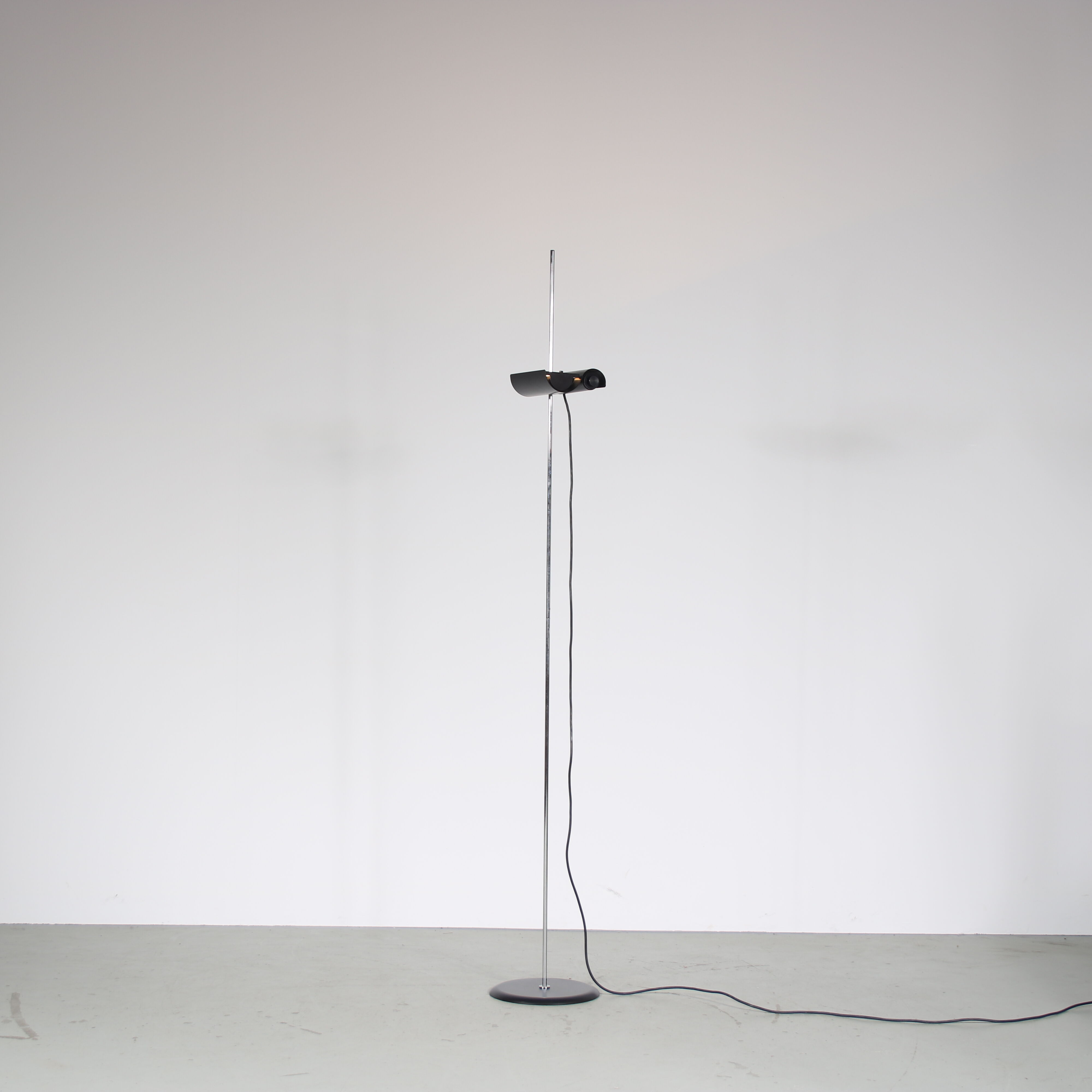 1980s Vico Magistretti floor lamp for Oluce, Italy