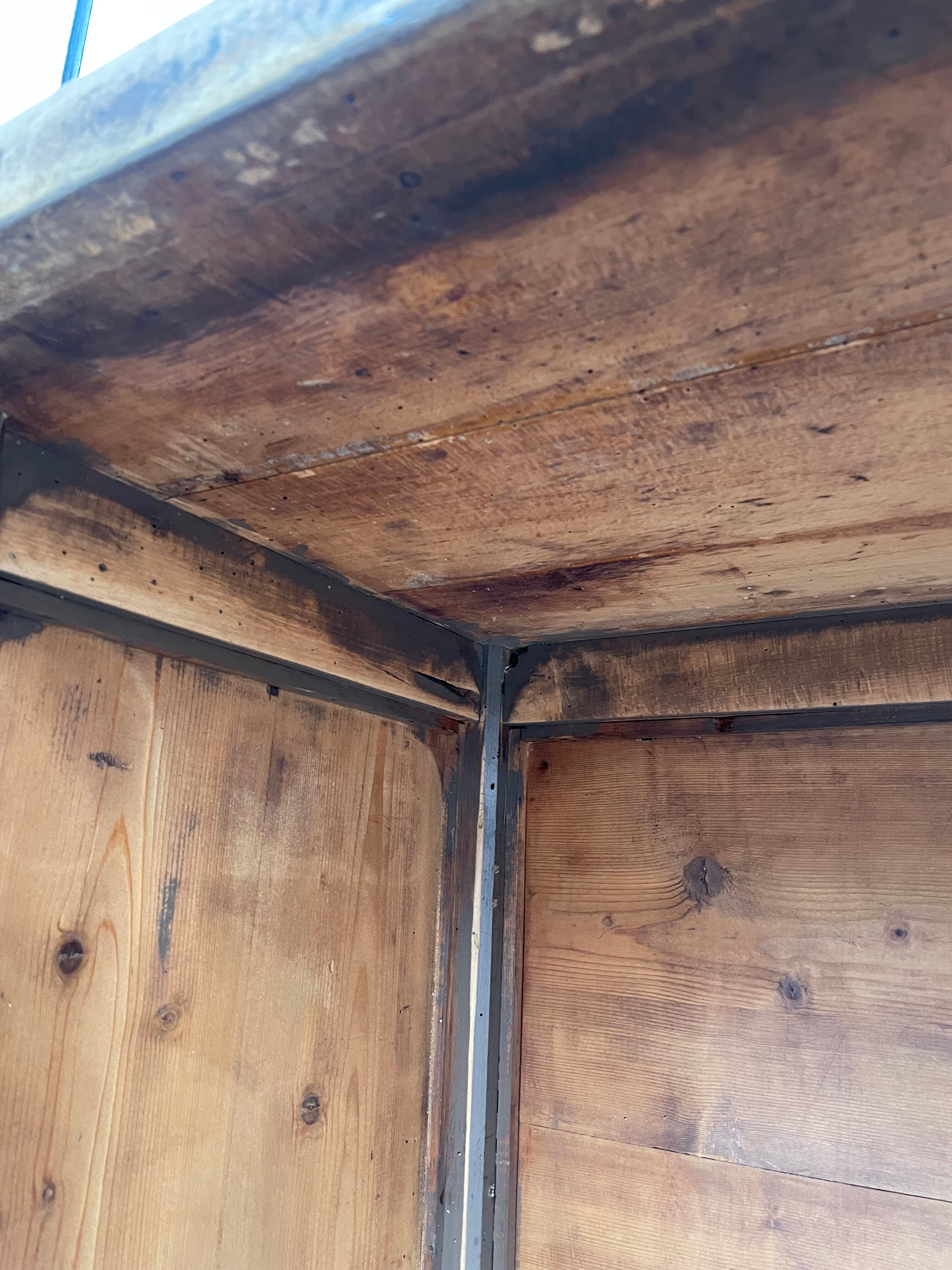 Trading counter central island pine