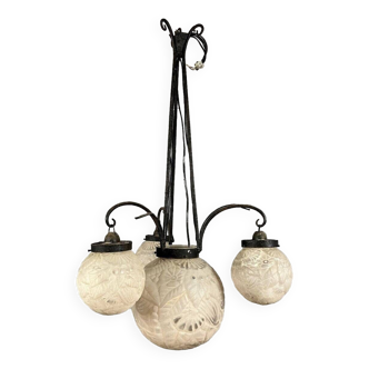 According to Muller Frères: Hammered iron chandelier with 4 lights, Art Deco period