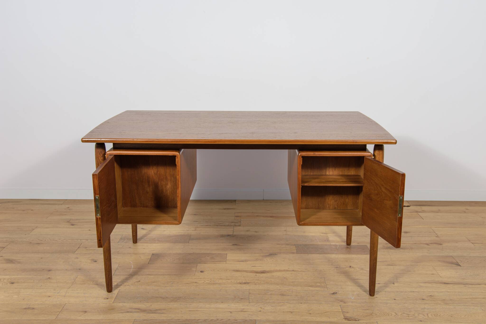 Bureau en teck autoportant de style moderne du milieu du XXe siècle, Danemark, années 1960