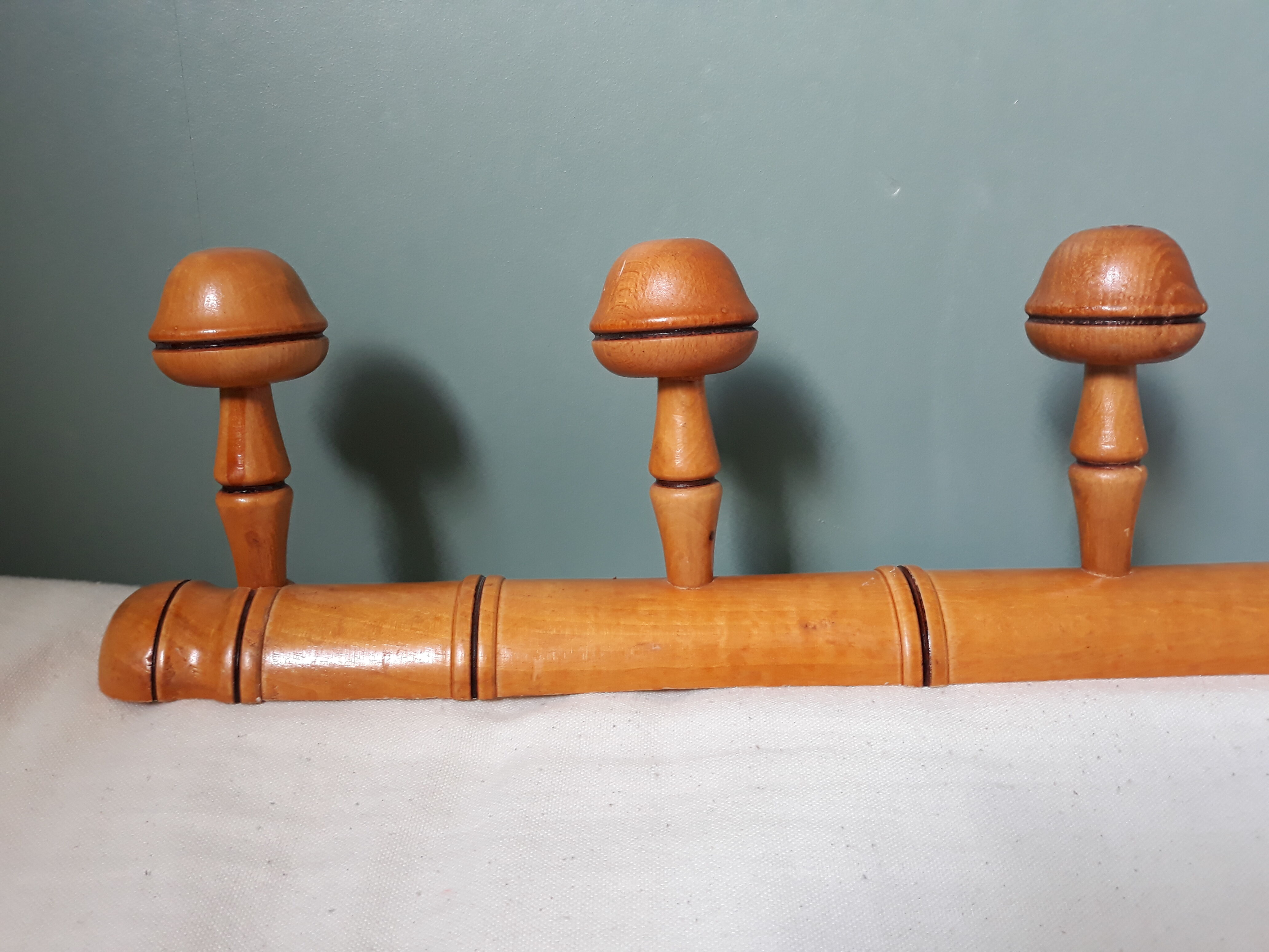 Bamboo-like wall coat rack with 5 mushroom hooks