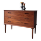 Commode en teck entièrement rénovée au design vintage des années 1960.