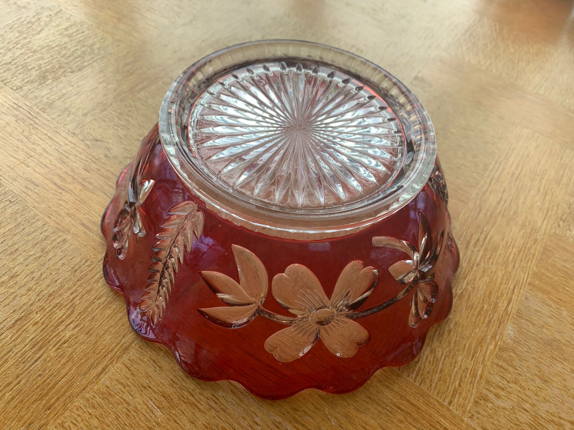 Red and transparent glass bowl with floral motifs and vintage wheat cobs