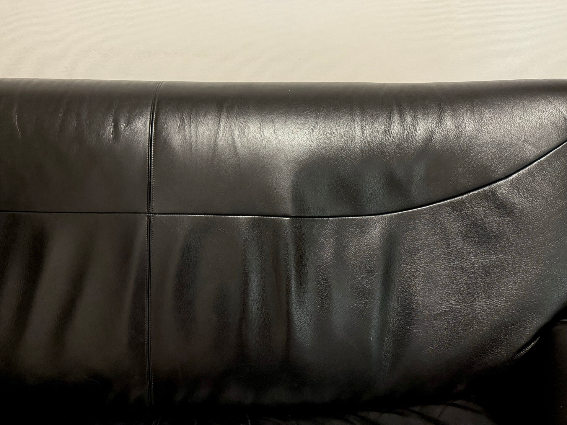 Leather sofa Leolux Jan Armgardt model Echnaton in very good condition.