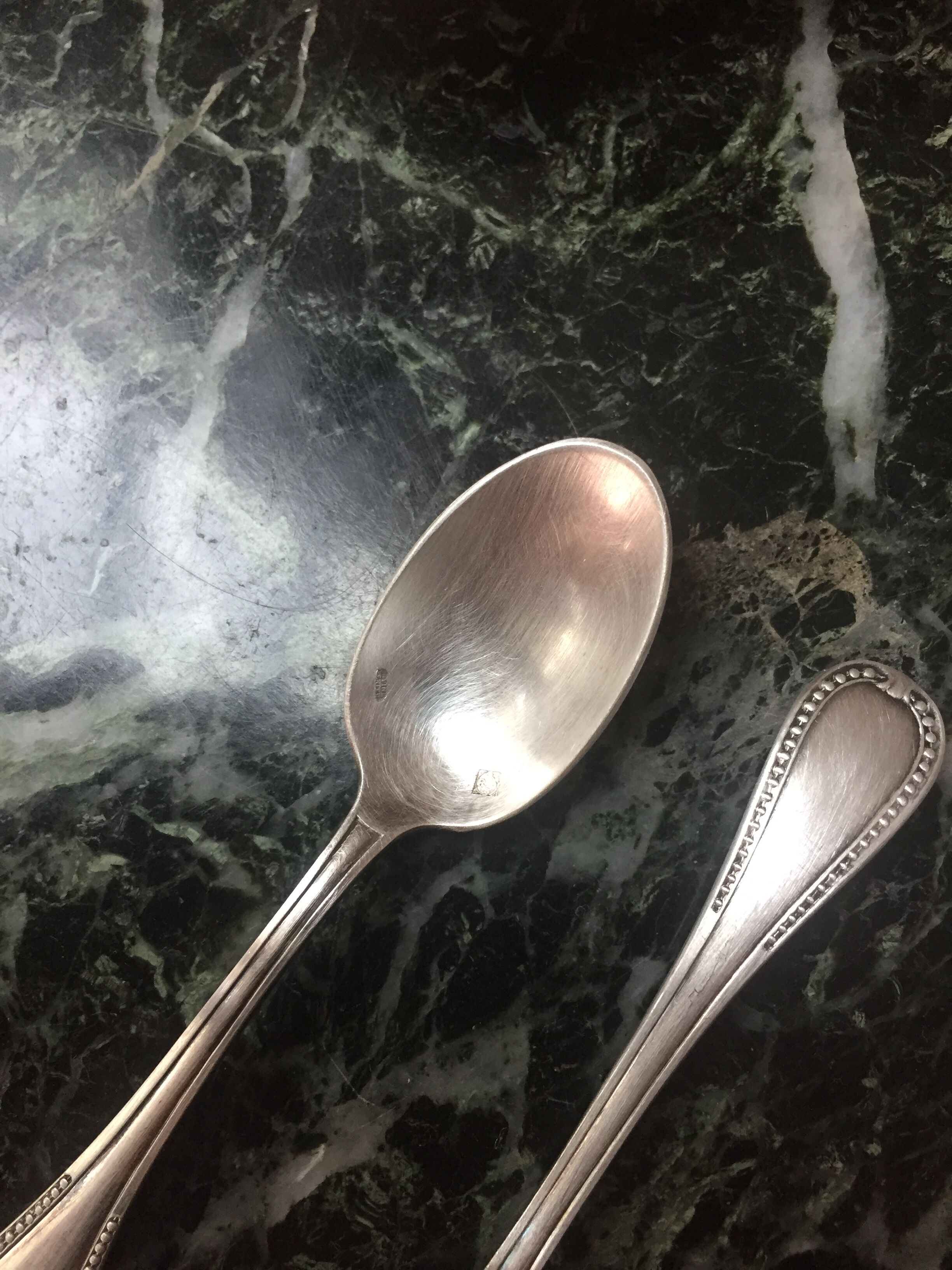 Set de 12 cuillères argentées Ravinet d'enfert -décor coquille - écrin