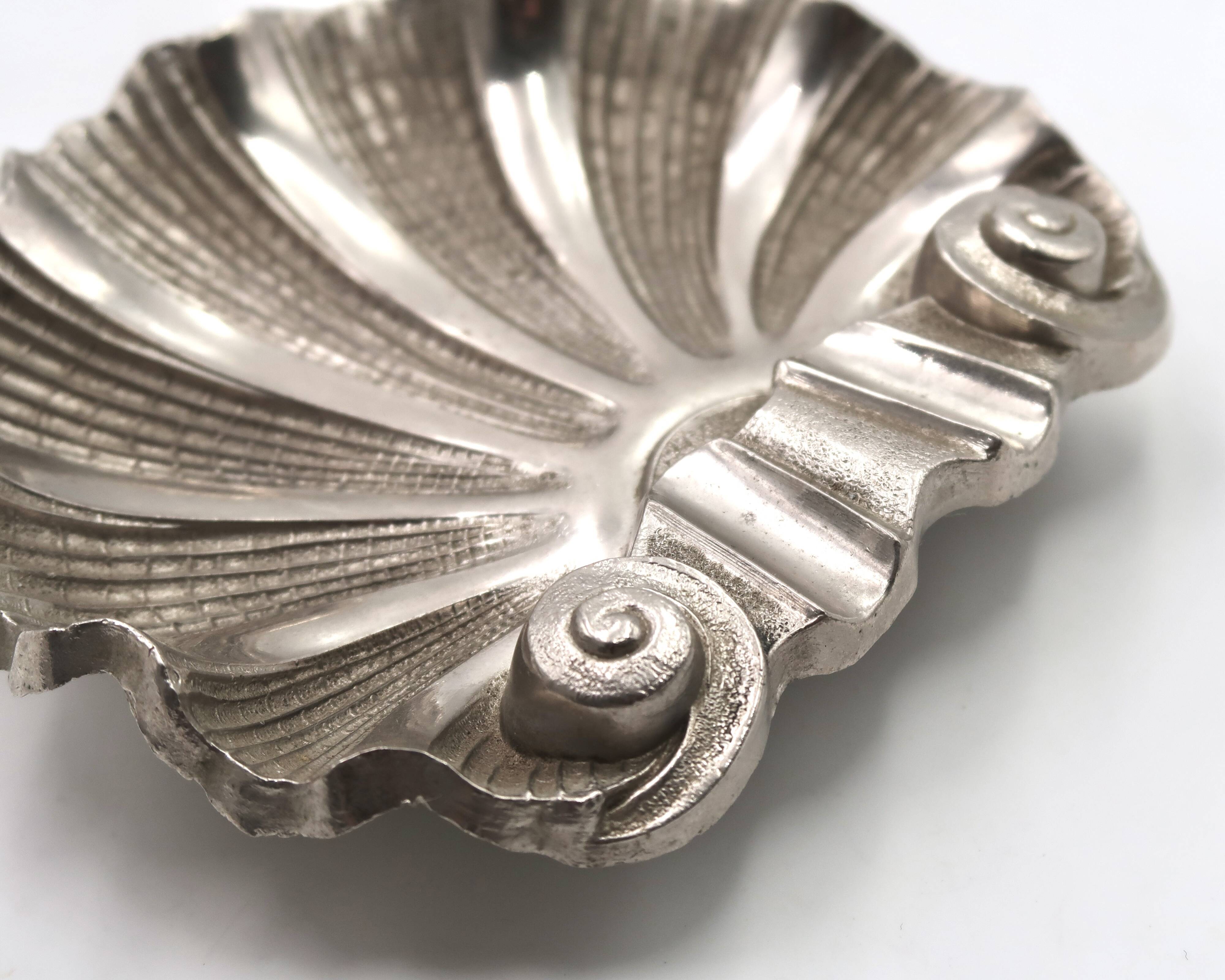 Cendrier Art deco en forme de coquillage en métal argenté