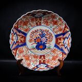 Japanese Imari porcelain dish with radiant decoration and scalloped edges