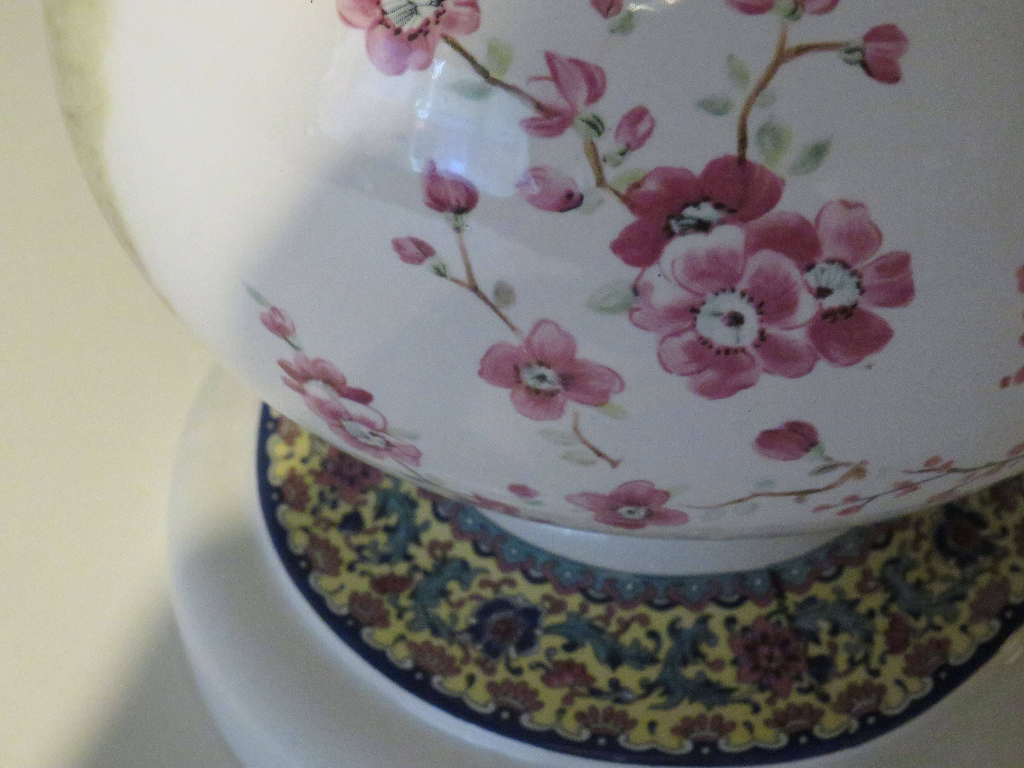 Large vintage ceramic table lamp with oriental images.