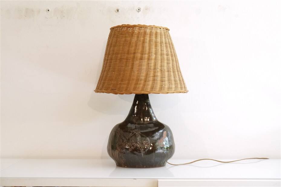 Ceramic and rattan lamp from the 20th century.