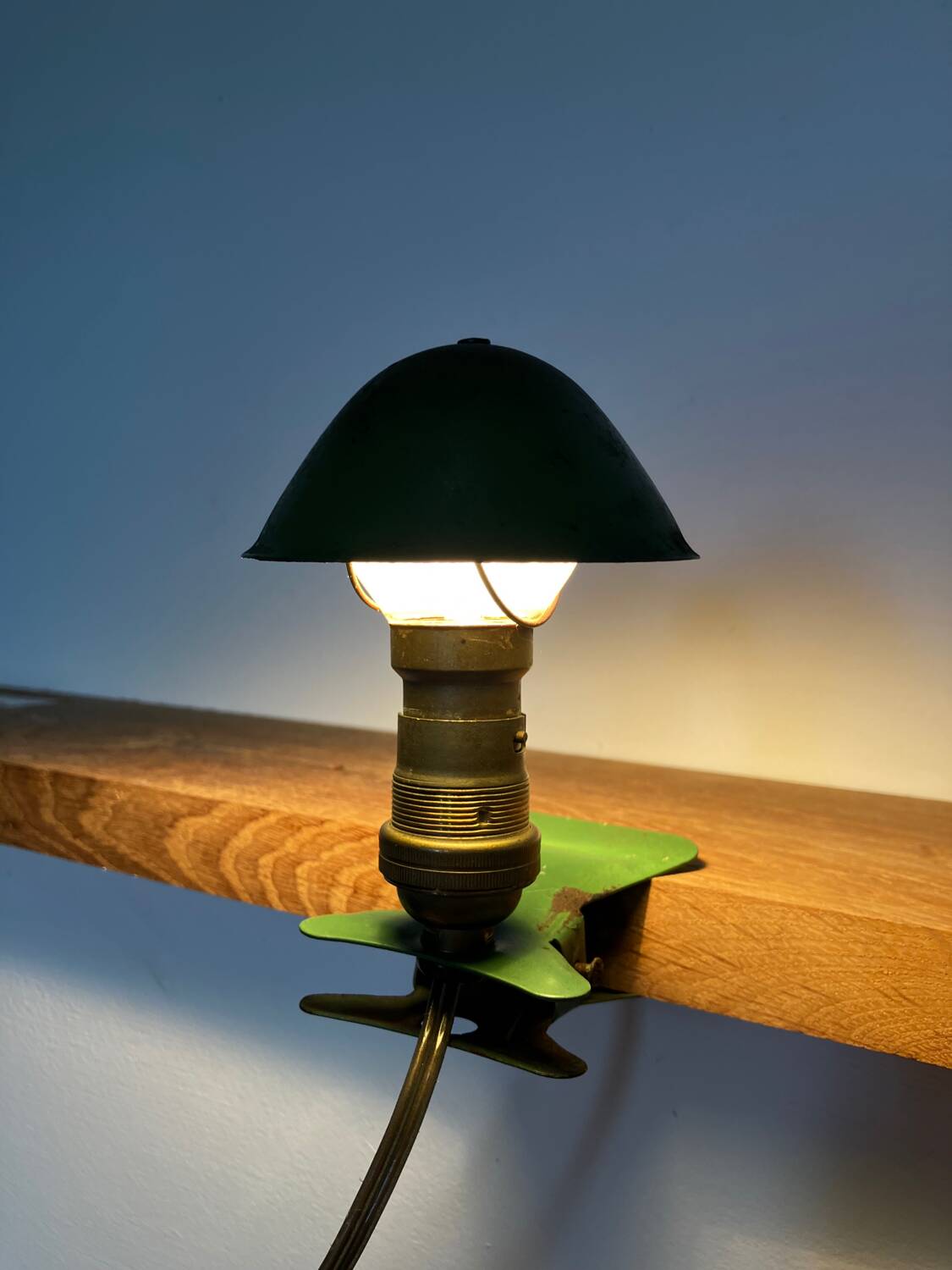 Clip-on mushroom lamp