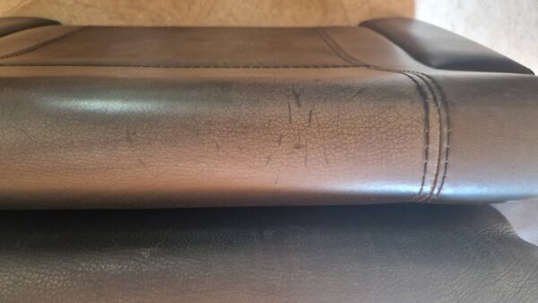 Fauteuil plein cuir noir patiné marque Duvivier