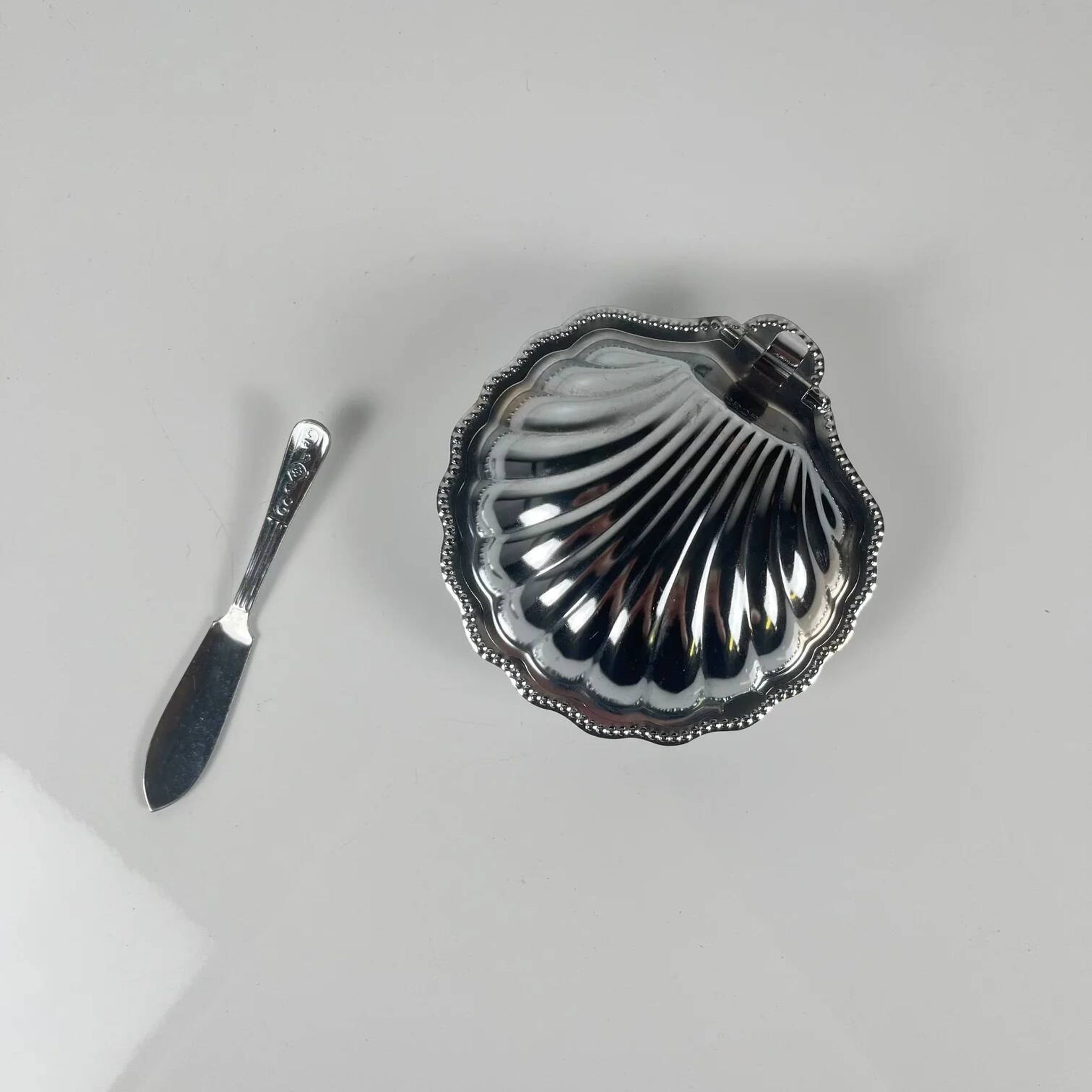 Beurrier coquillage en métal et insert bleu, 1970 avec couteau