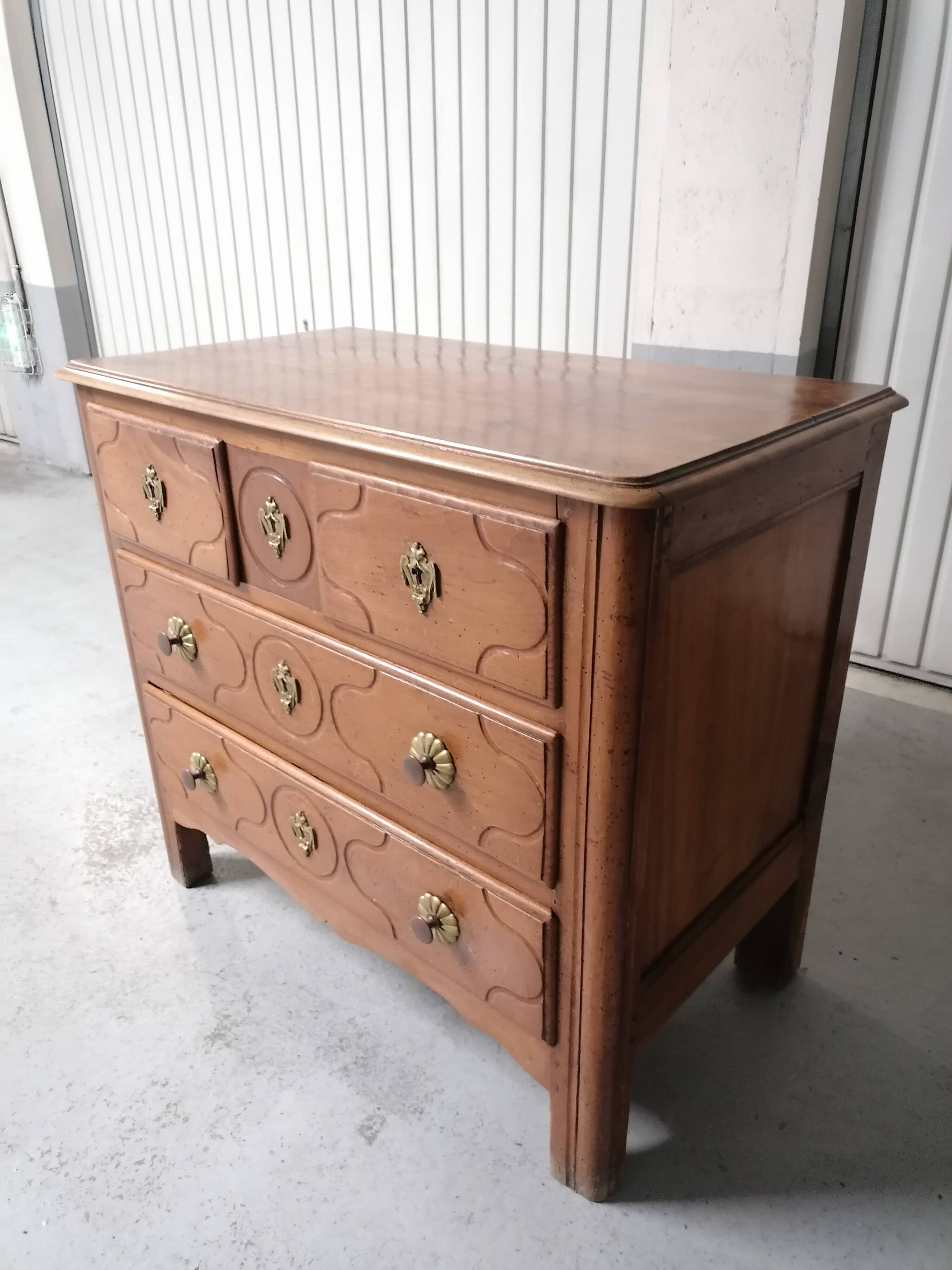 Small Parisian Louis XV chest of drawers in walnut/cherry – 18th century