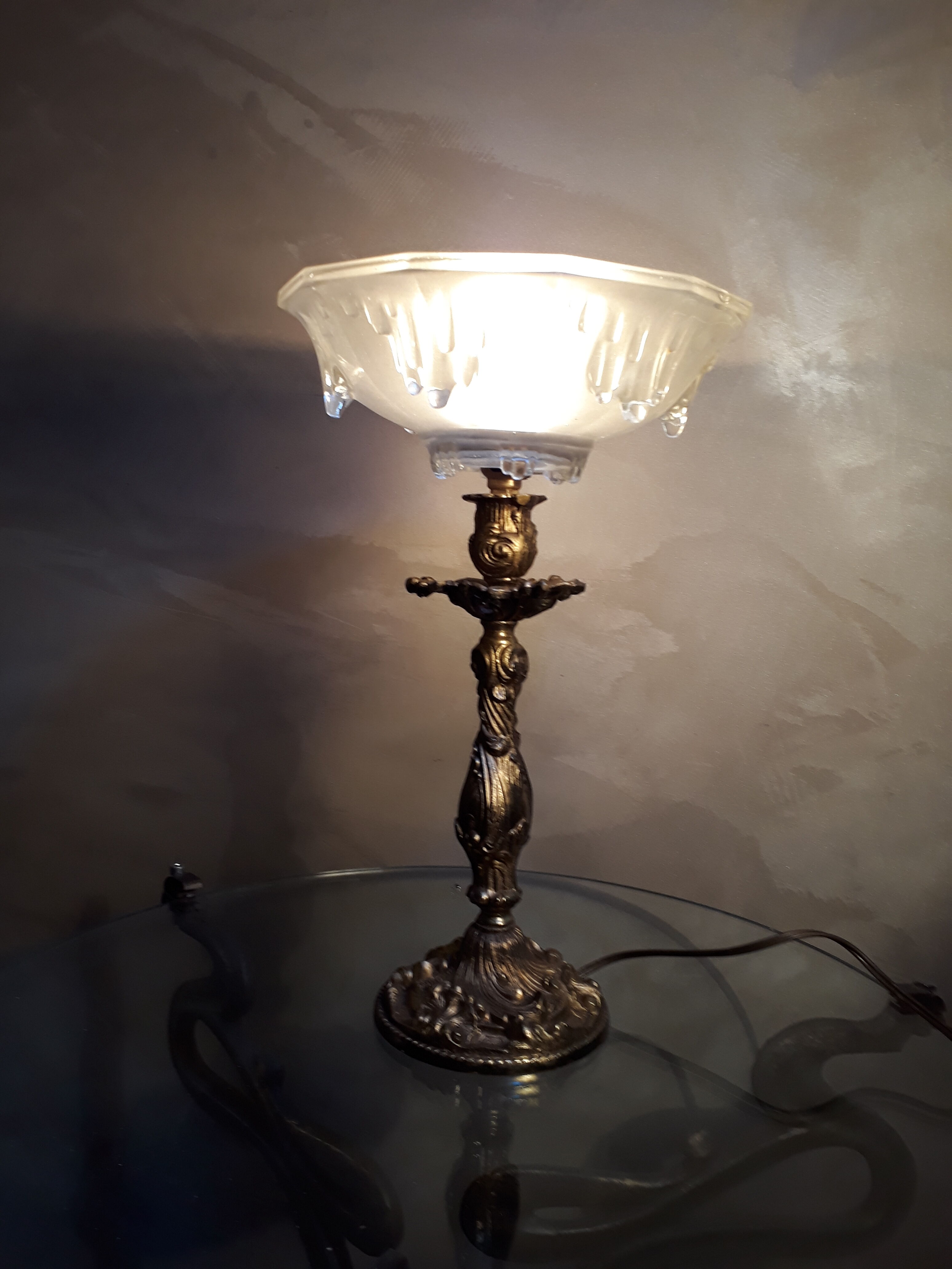 Lampe style bronze patiné et son verre opaque façon givré 22x35